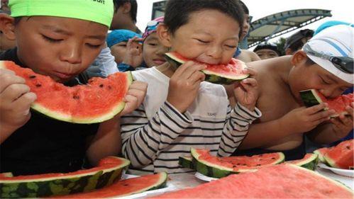 广西打架吃瓜,围观群众“吃瓜”背后的社会现象解析