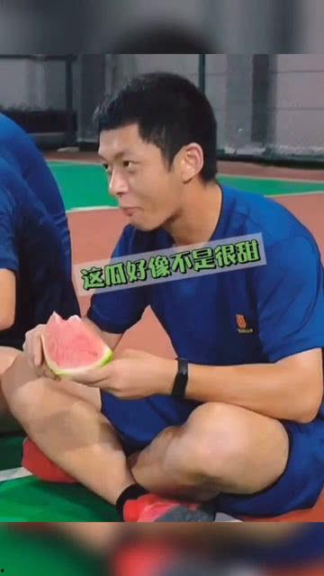 蓝朋友吃瓜偶遇情侣,瓜田偶遇见证爱情瞬间